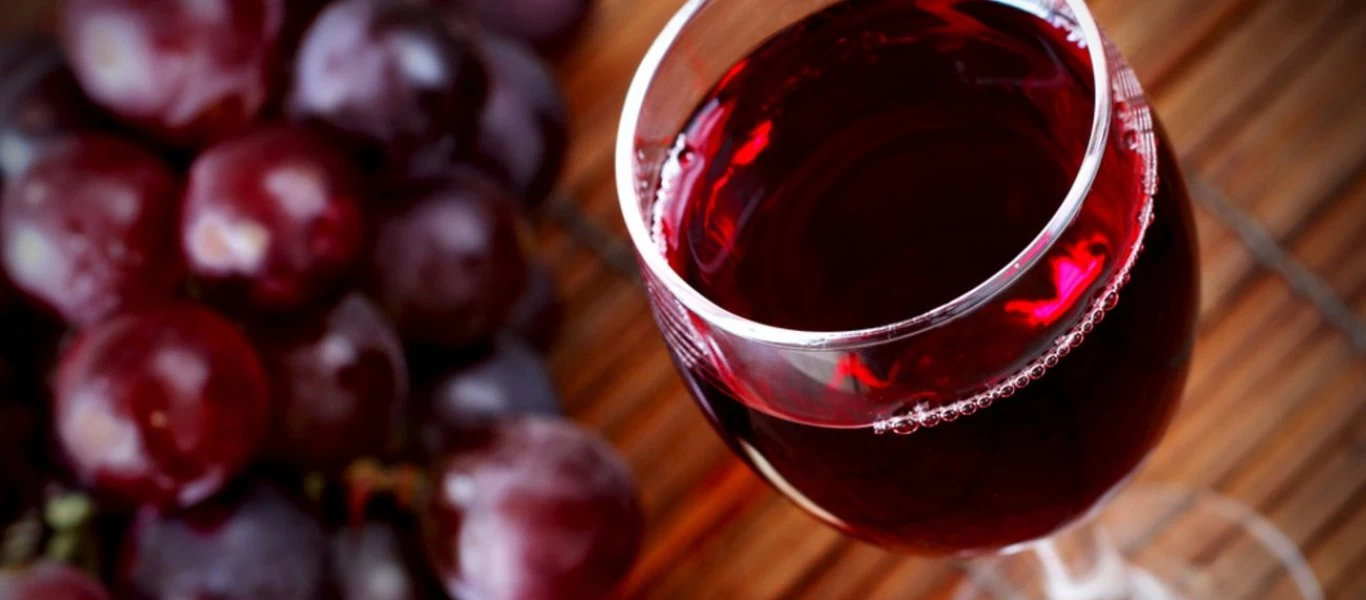 Τη μείωση του ΦΠΑ στο κρασί ζητά ο Σύνδεσμος Ελληνικοί Οίνου - «Μη μείνουμε πάλι στη θέση του ''μουτζούρη''»